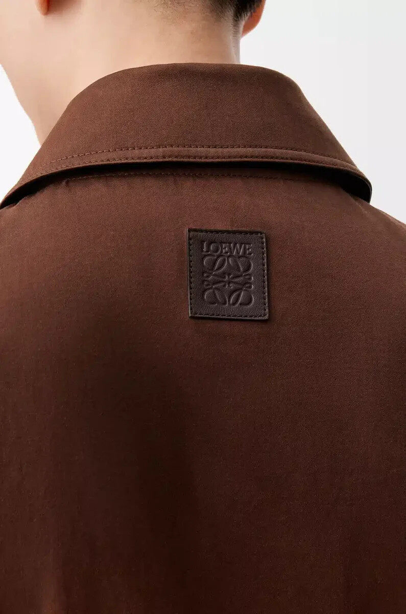 chaqueta de algodón color marrónmarrón oscuro
