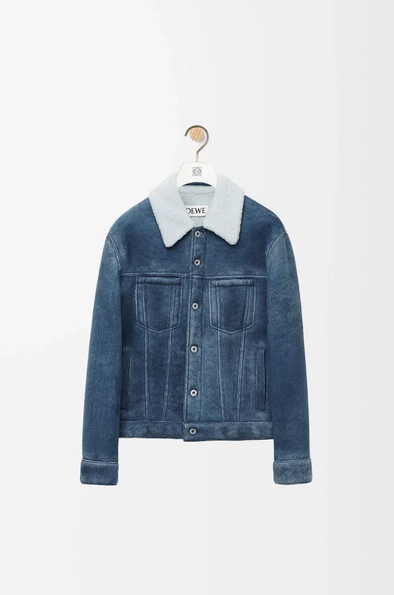 chaqueta de piel de oveja blancaazul índigo