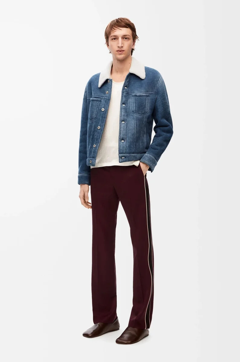 chaqueta de piel de oveja blancaazul índigo