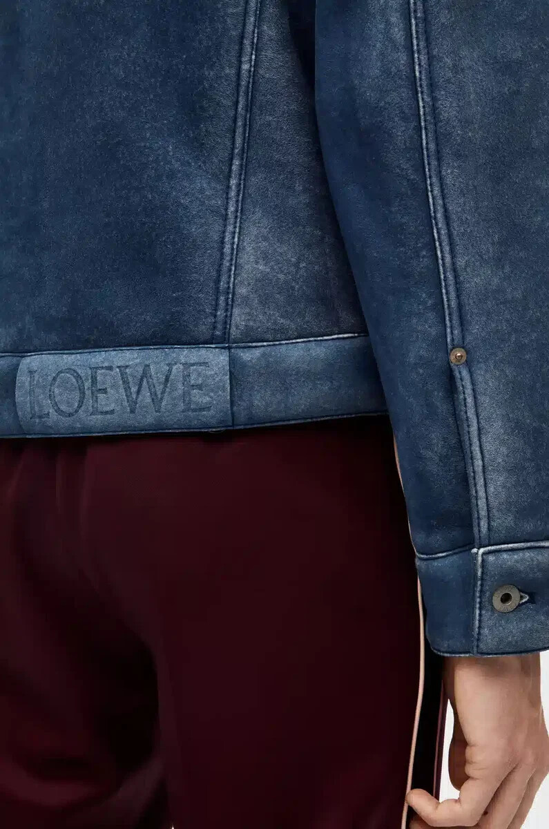 chaqueta de piel de oveja blancaazul índigo