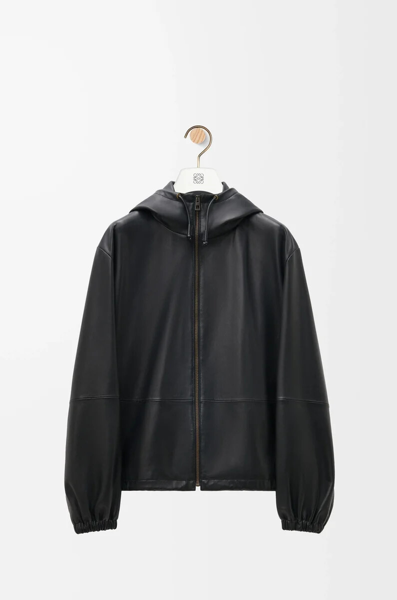 chaqueta con capucha de piel de cordero napa negra