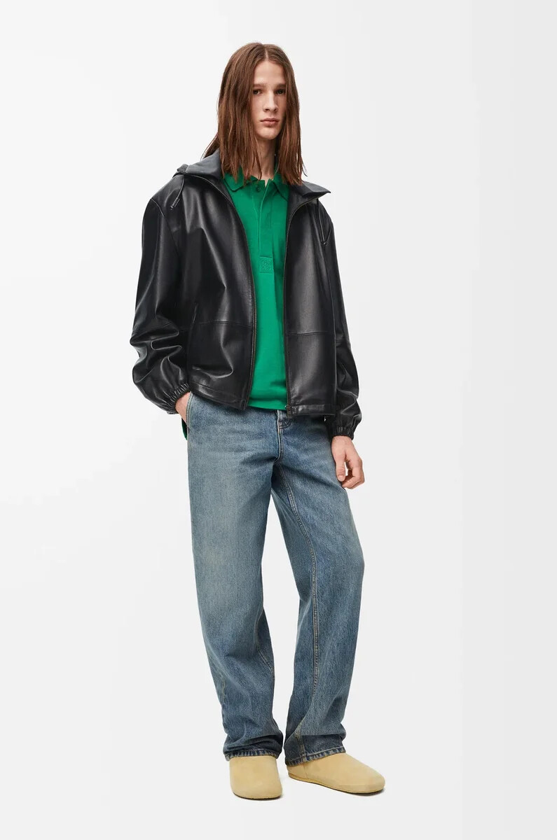 chaqueta con capucha de piel de cordero napa negra