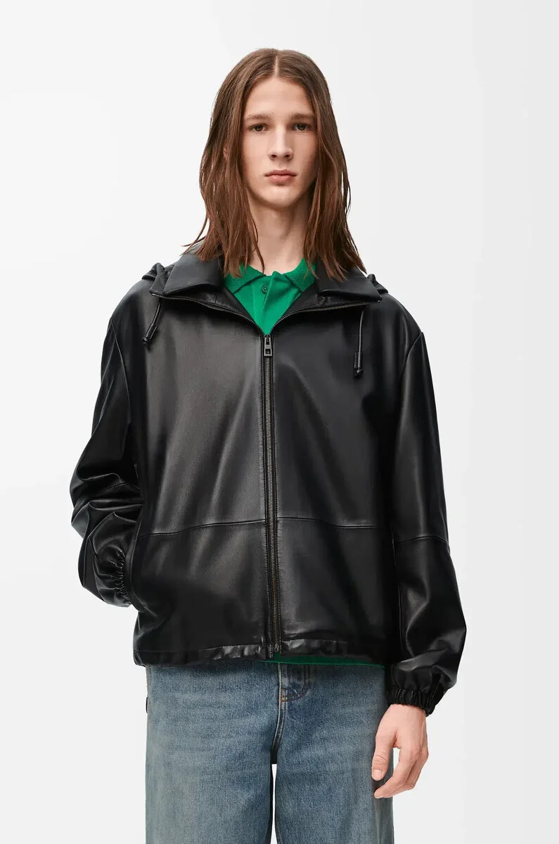 chaqueta con capucha de piel de cordero napa negra