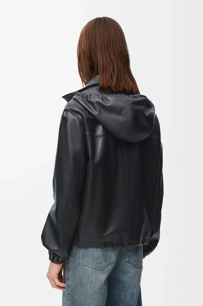 chaqueta con capucha de piel de cordero napa negra
