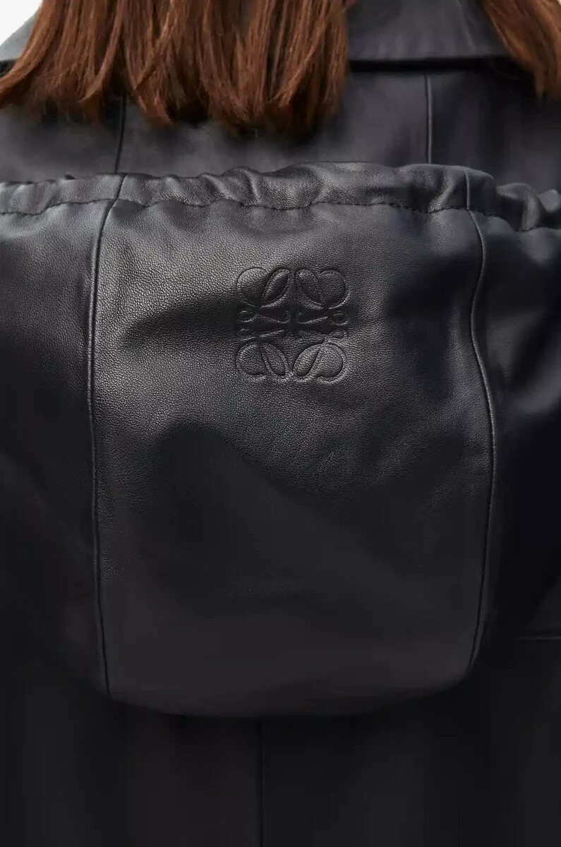chaqueta con capucha de piel de cordero napa negra