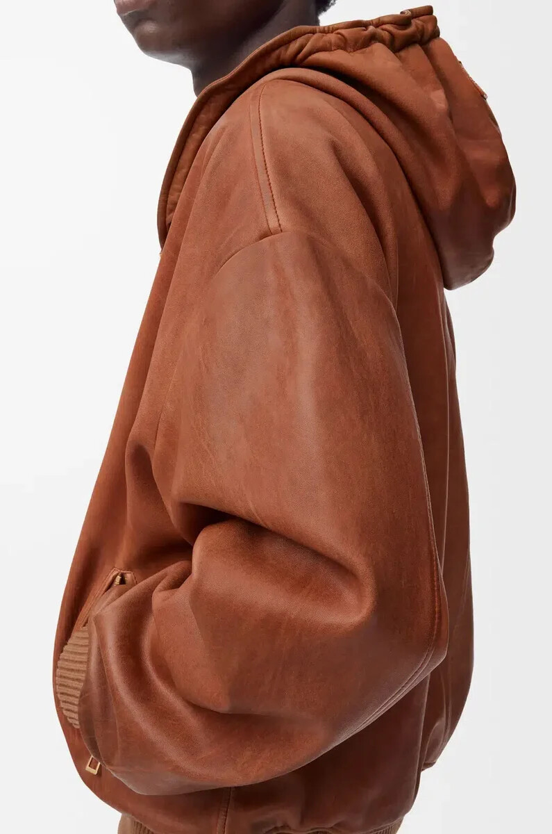 chaqueta con capucha en piel de cordero napa color tostado