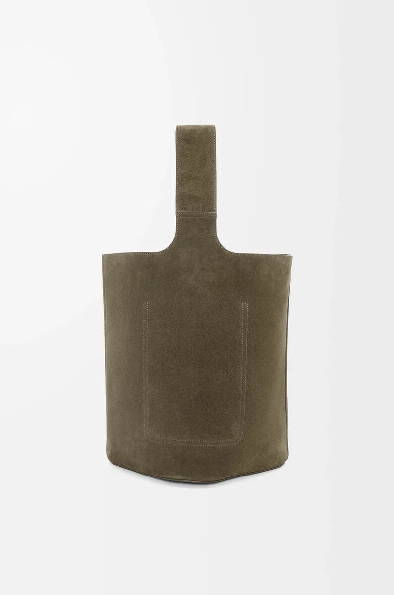bolso grande pebble tipo cubo en ante de becerro color oliva oscuro