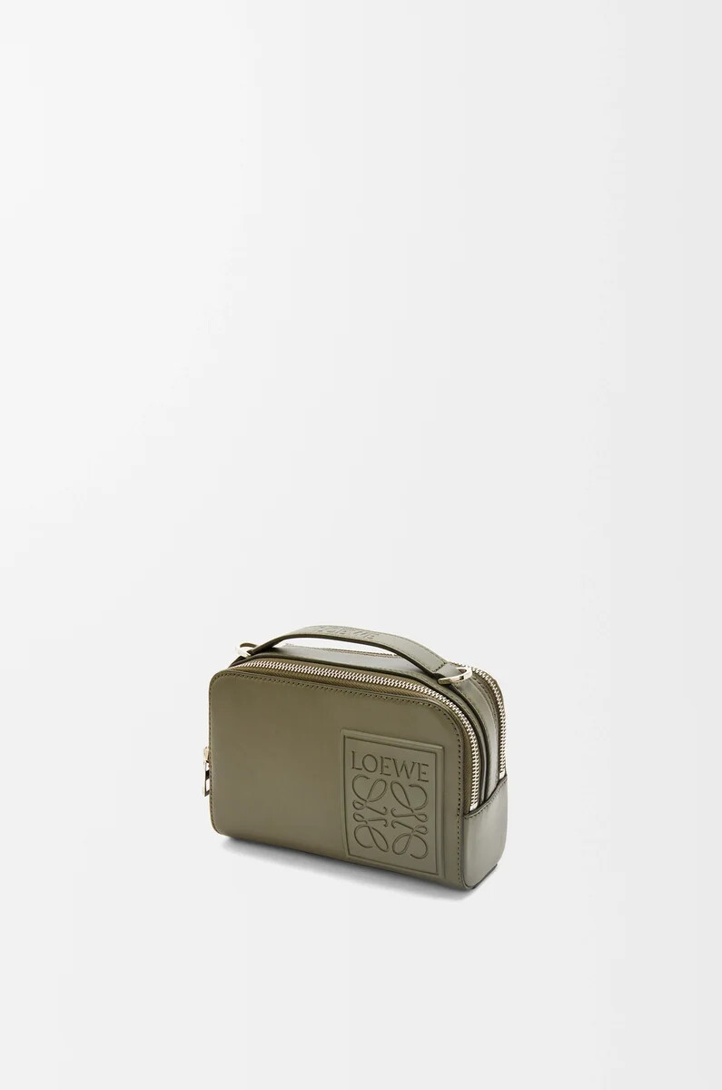 mini bolso bandolera para cámara en piel de becerro satinada color verde caqui