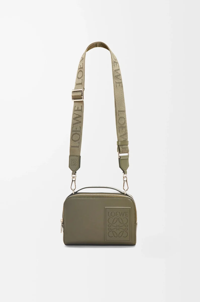 mini bolso bandolera para cámara en piel de becerro satinada color verde caqui