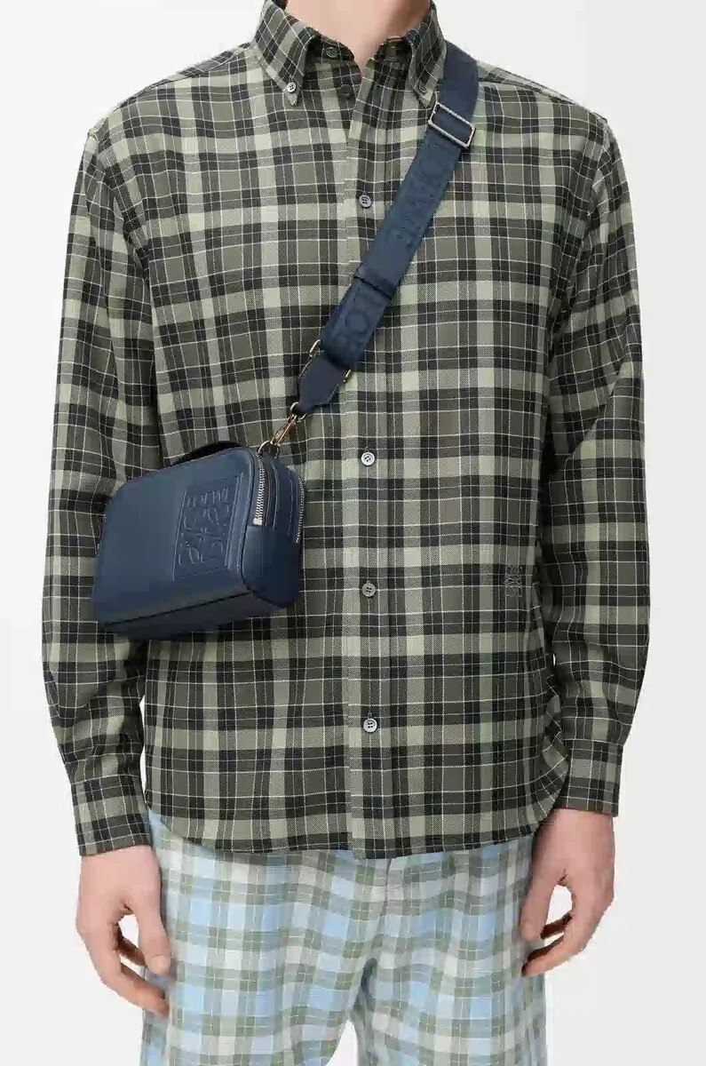 mini bolso bandolera para cámara en piel de becerro satinada color índigo