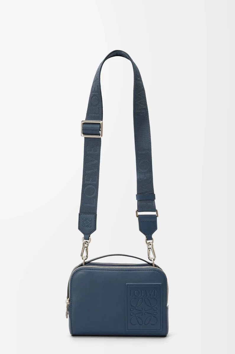 mini bolso bandolera para cámara en piel de becerro satinada color índigo