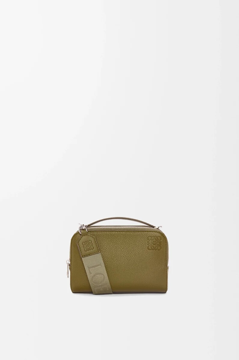 mini bolso bandolera para cámara en piel de becerro granulada suave color oliva