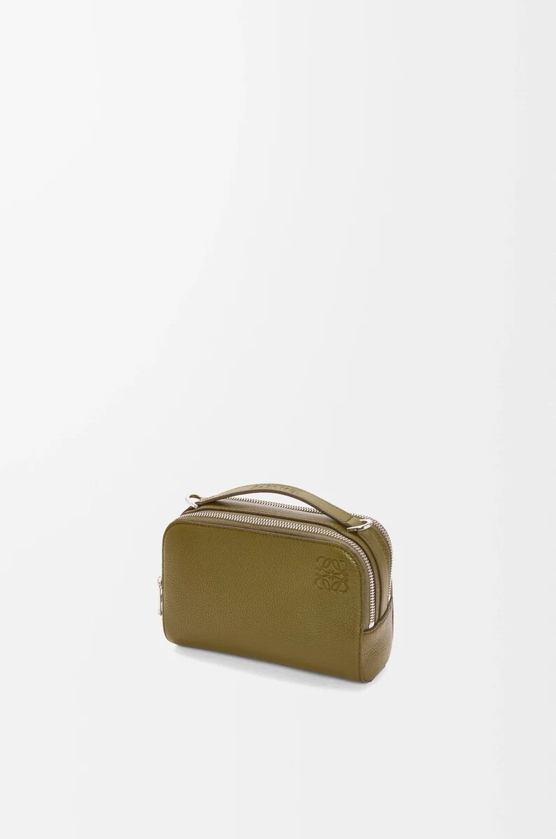 mini bolso bandolera para cámara en piel de becerro granulada suave color oliva