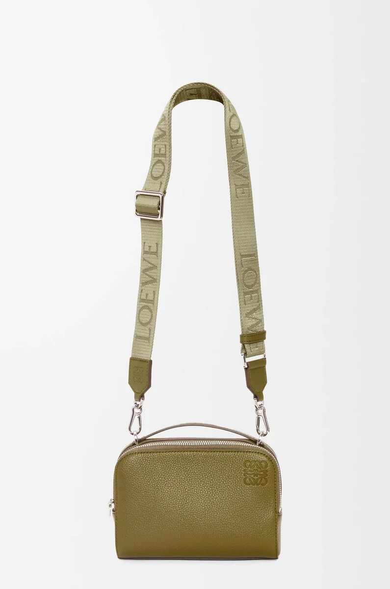 mini bolso bandolera para cámara en piel de becerro granulada suave color oliva