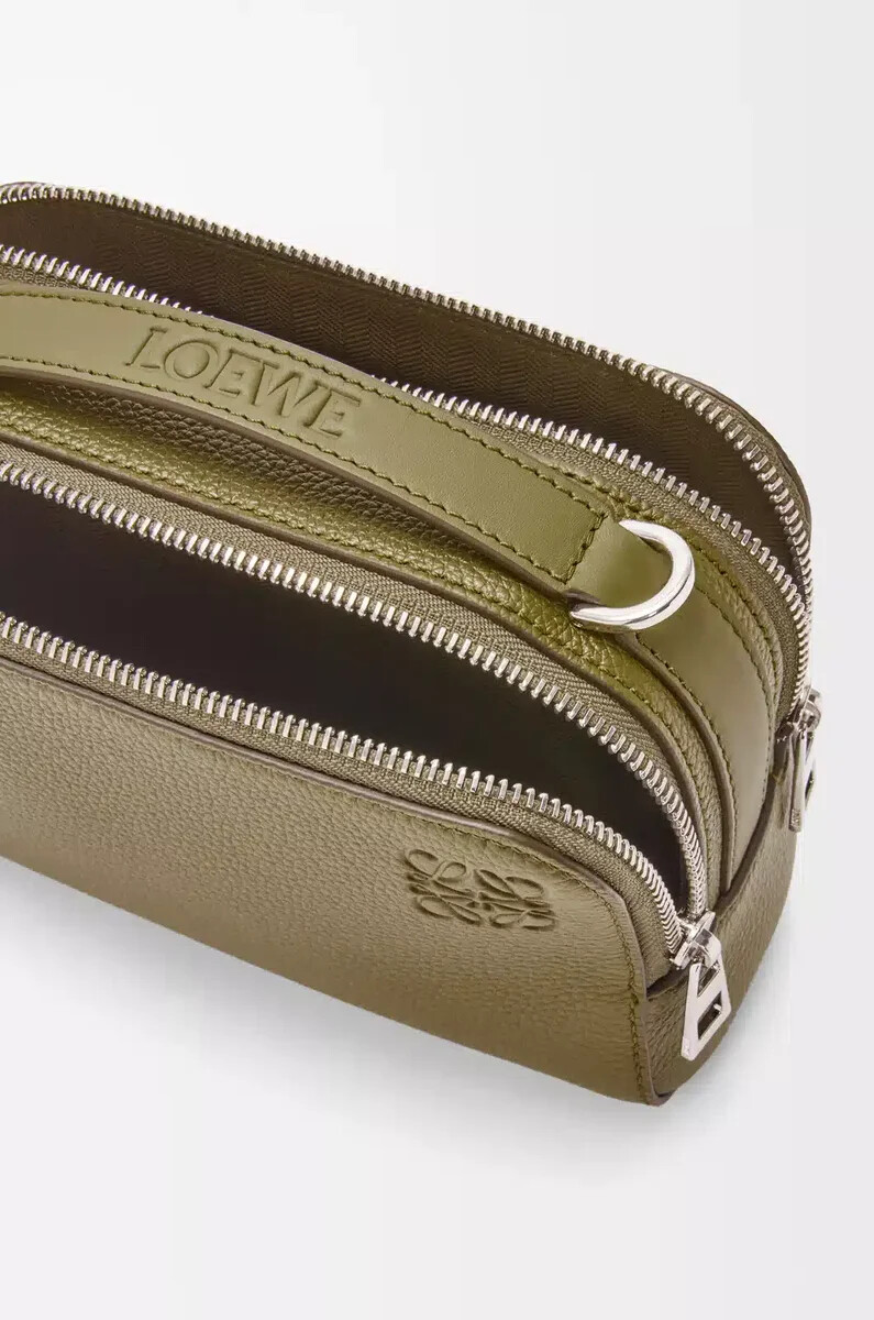 mini bolso bandolera para cámara en piel de becerro granulada suave color oliva