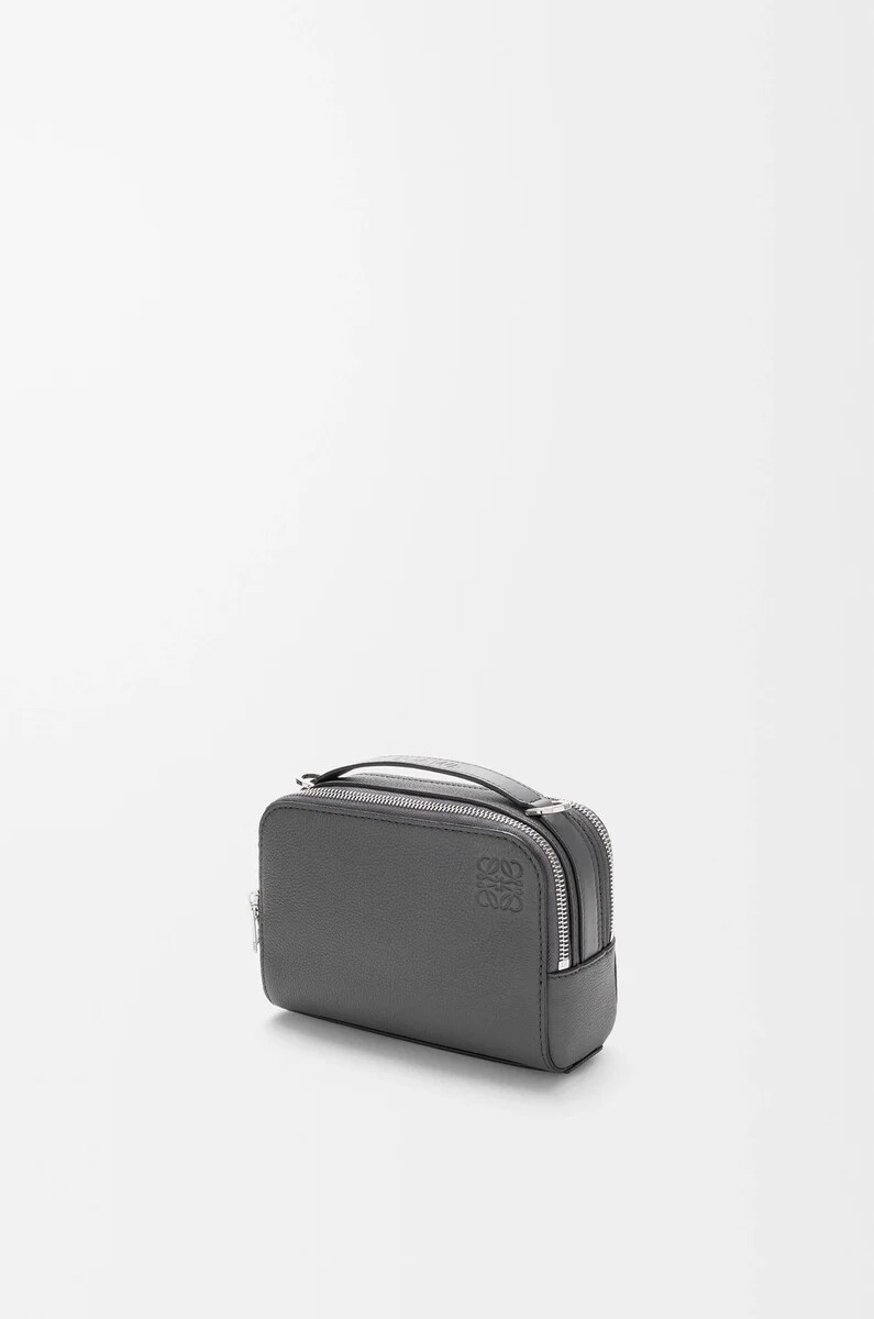 mini bolso bandolera para cámara en suave piel de becerro granulada color antracita