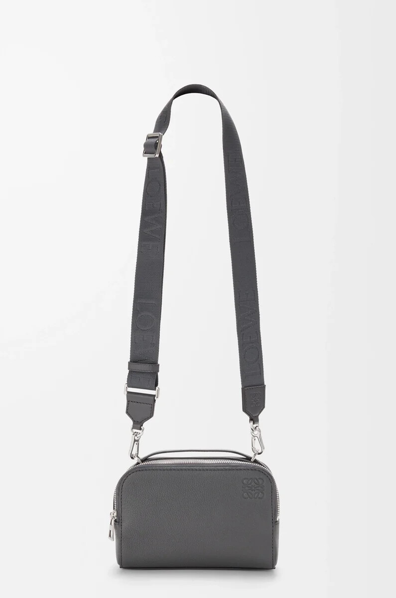 mini bolso bandolera para cámara en suave piel de becerro granulada color antracita