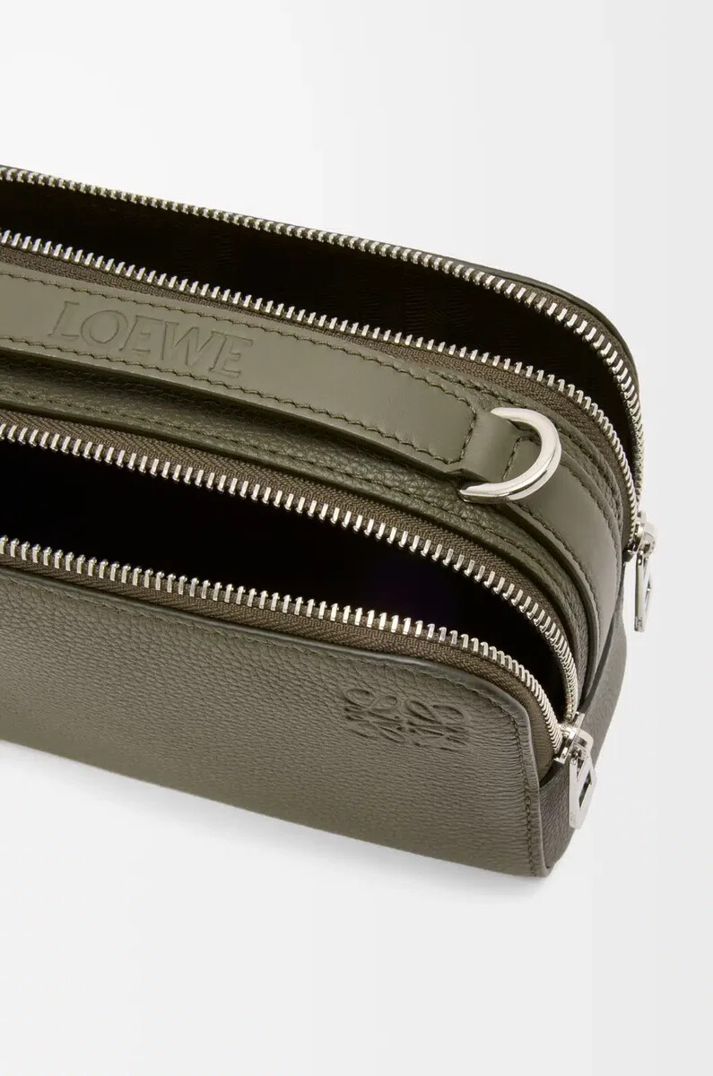 mini bolso bandolera para cámara en piel de becerro granulada suave color verde caqui