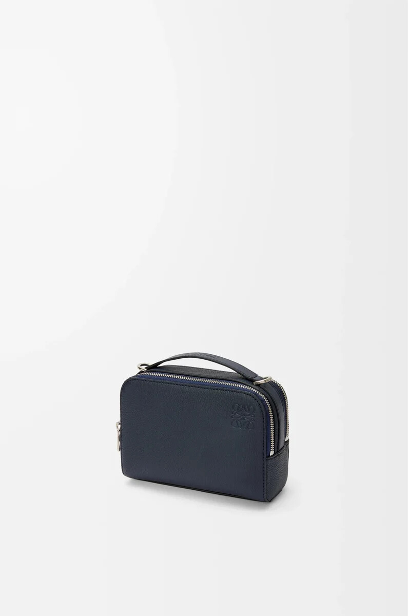 mini bolso bandolera para cámara en piel de becerro granulada suave color azul marino intenso