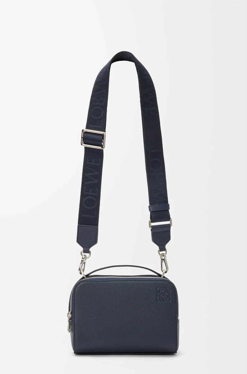 mini bolso bandolera para cámara en piel de becerro granulada suave color azul marino intenso