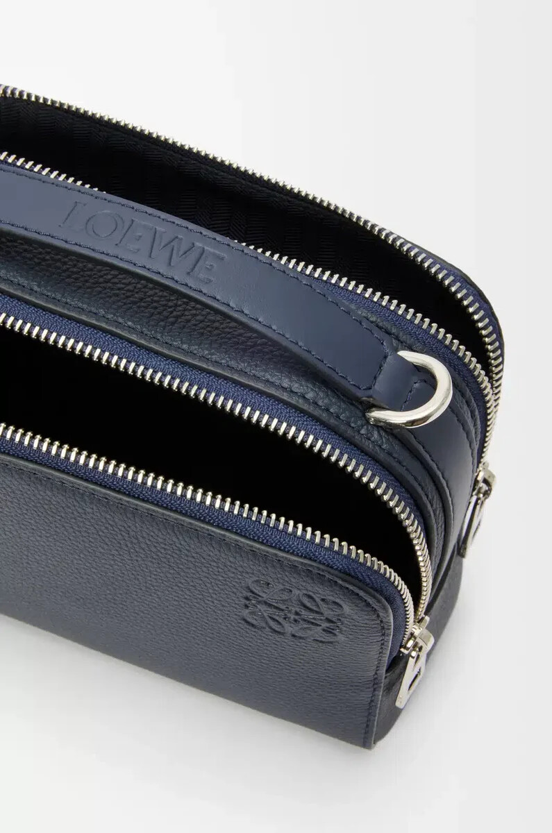 mini bolso bandolera para cámara en piel de becerro granulada suave color azul marino intenso