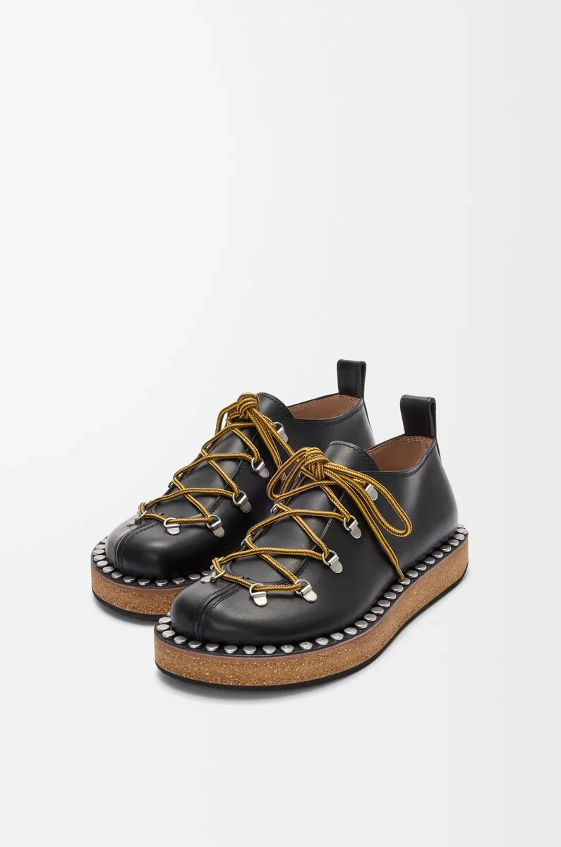 zapatos con cordones y remaches en piel de becerro de curtido vegetal negro