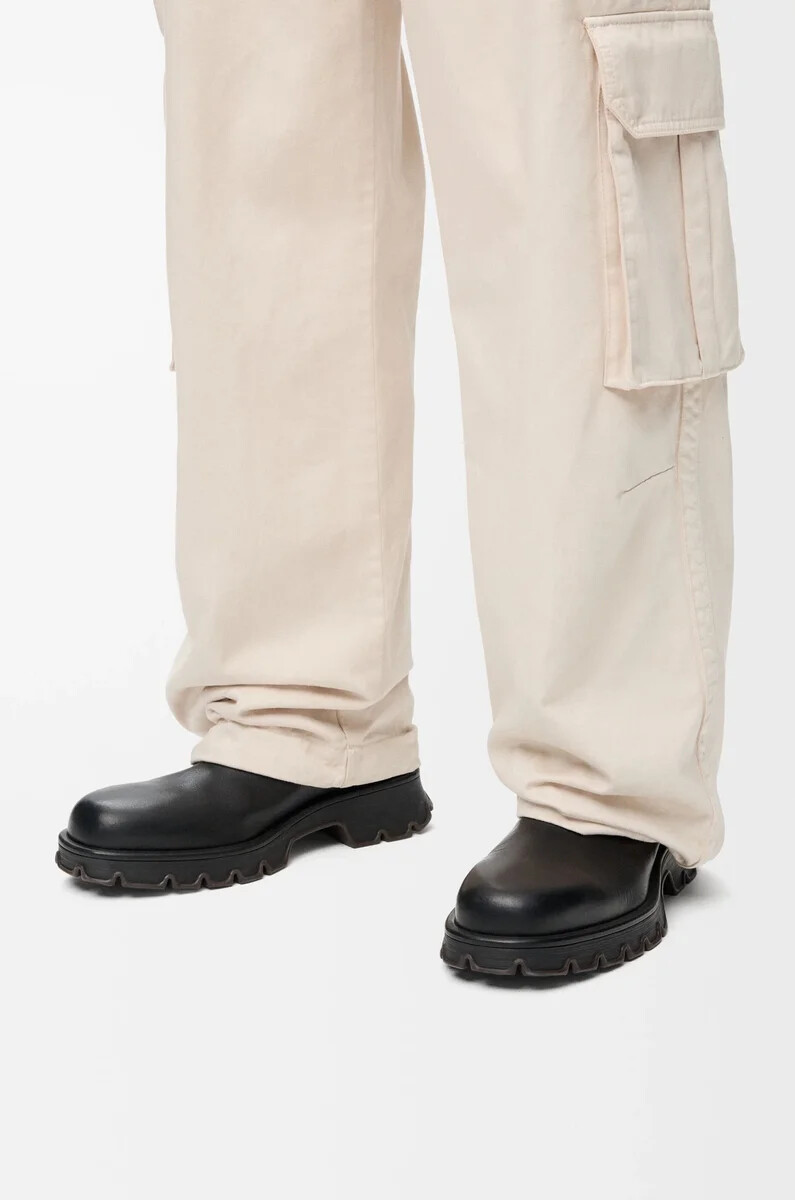 bota bobby en piel de becerro granulada de curtido vegetal negro
