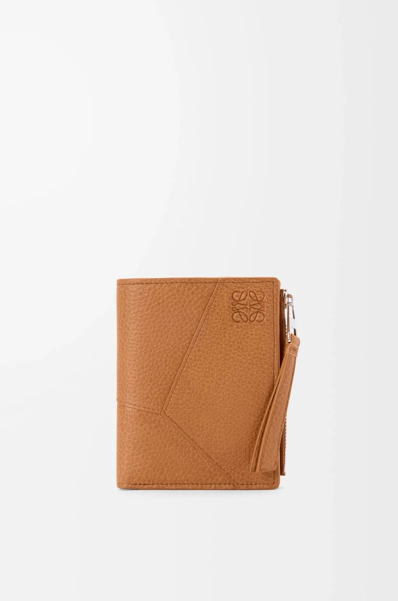 cartera compacta y delgada puzzle en piel de becerro granulada flexible color marrón cañón claro