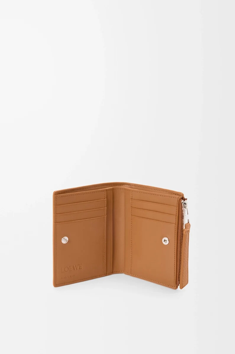 cartera compacta y delgada puzzle en piel de becerro granulada flexible color marrón cañón claro