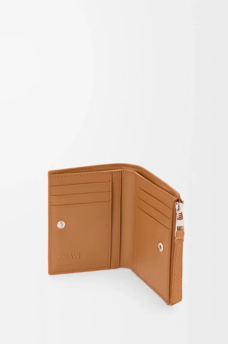 cartera compacta y delgada puzzle en piel de becerro granulada flexible color marrón cañón claro