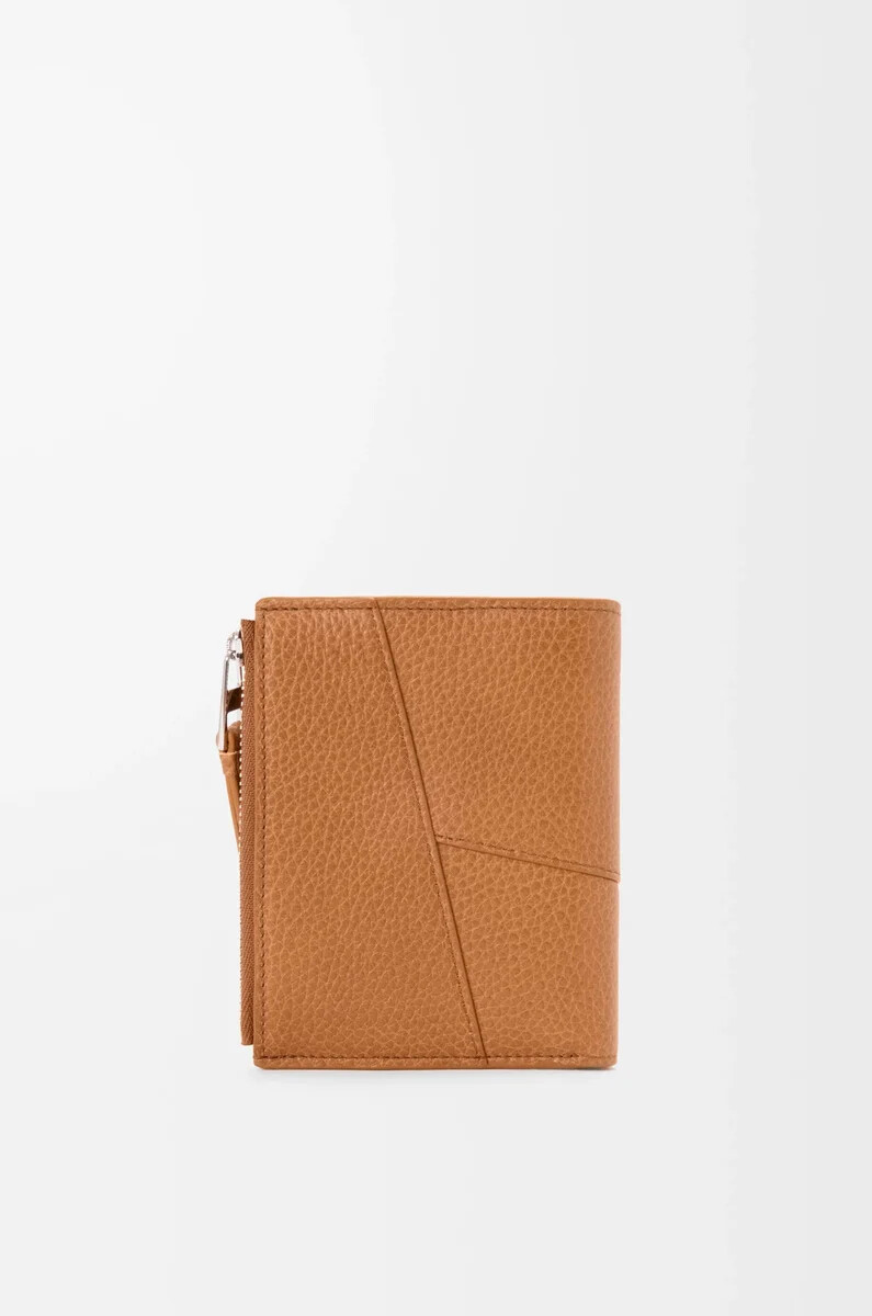 cartera compacta y delgada puzzle en piel de becerro granulada flexible color marrón cañón claro