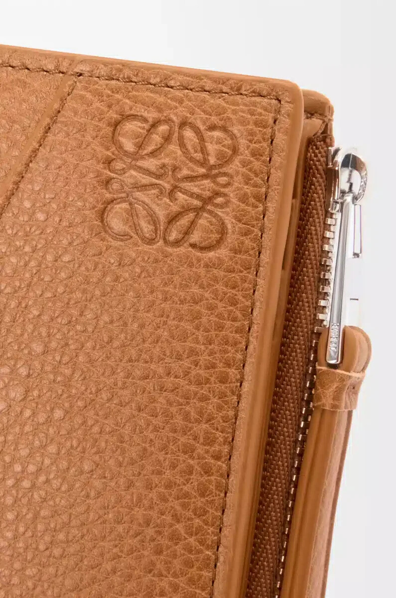 cartera compacta y delgada puzzle en piel de becerro granulada flexible color marrón cañón claro