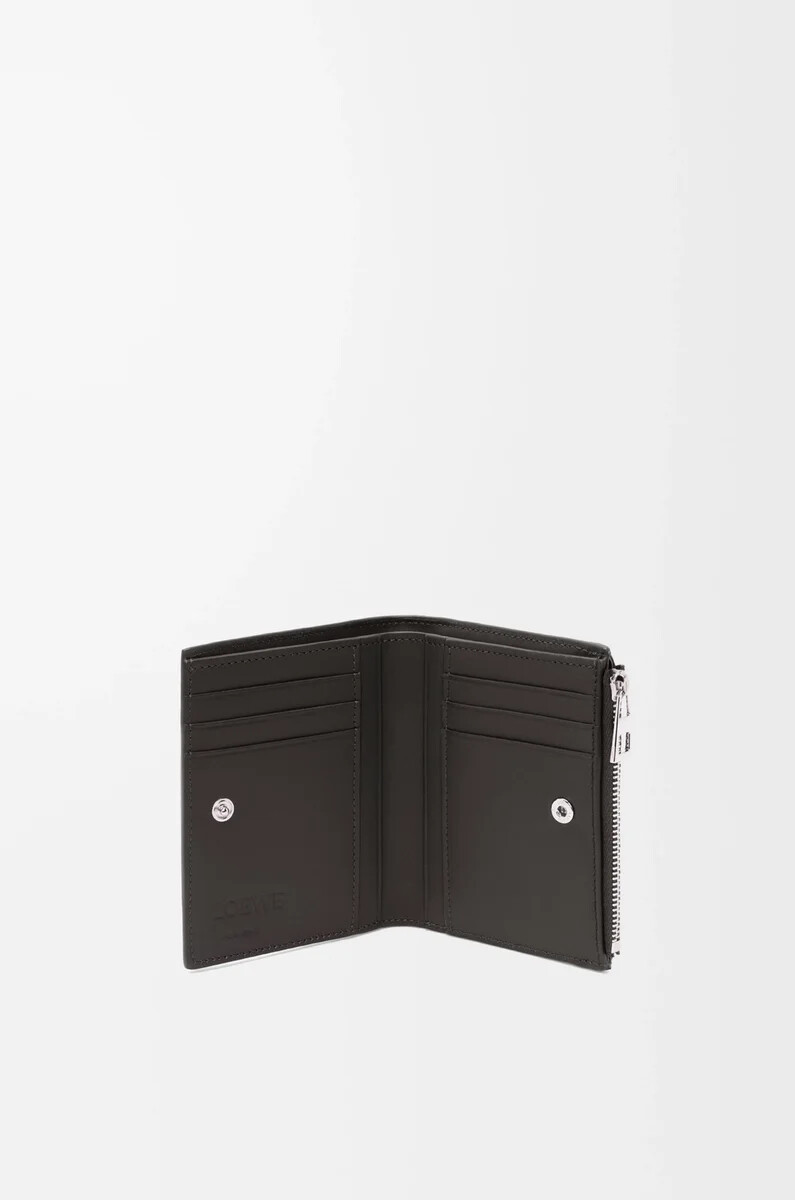 cartera compacta y fina en piel de becerro clásica texturizada gris oscuro