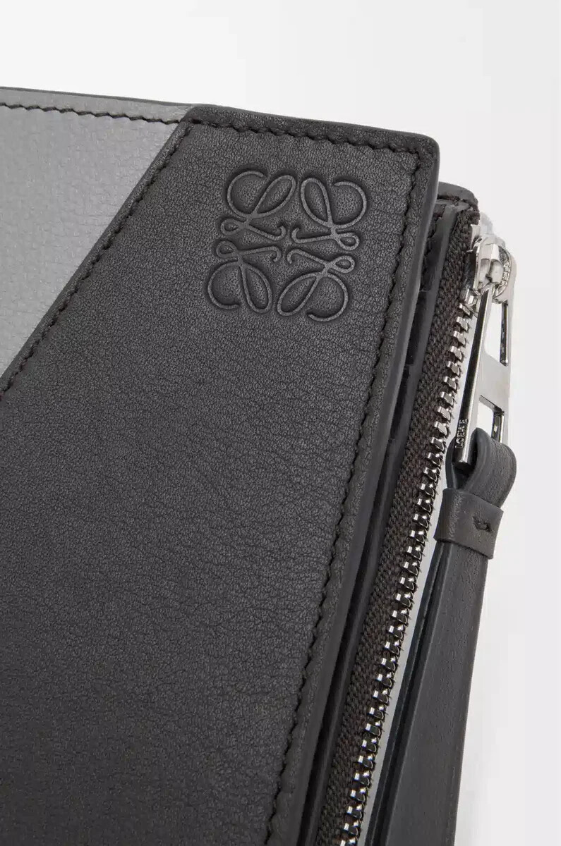 cartera compacta y fina puzzle en piel de becerro clásica gris asfaltoazul tormenta
