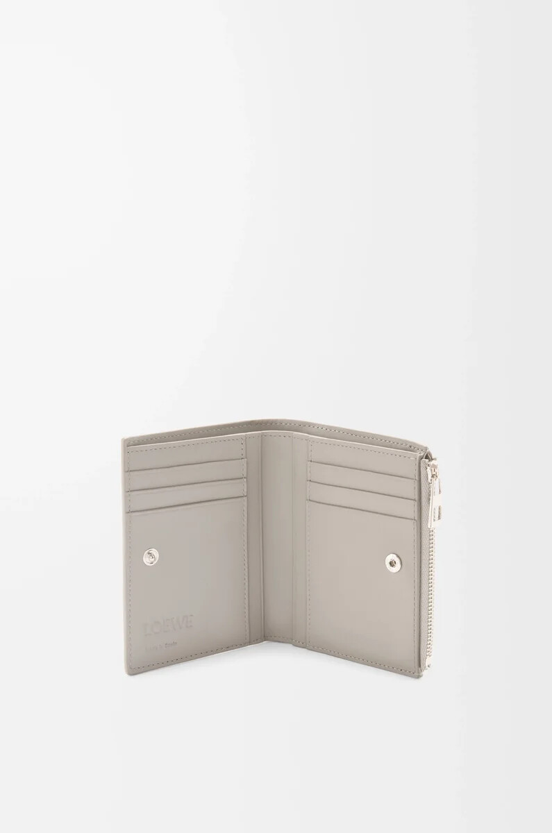 cartera compacta y fina en piel de becerro clásica texturizada color gris concha