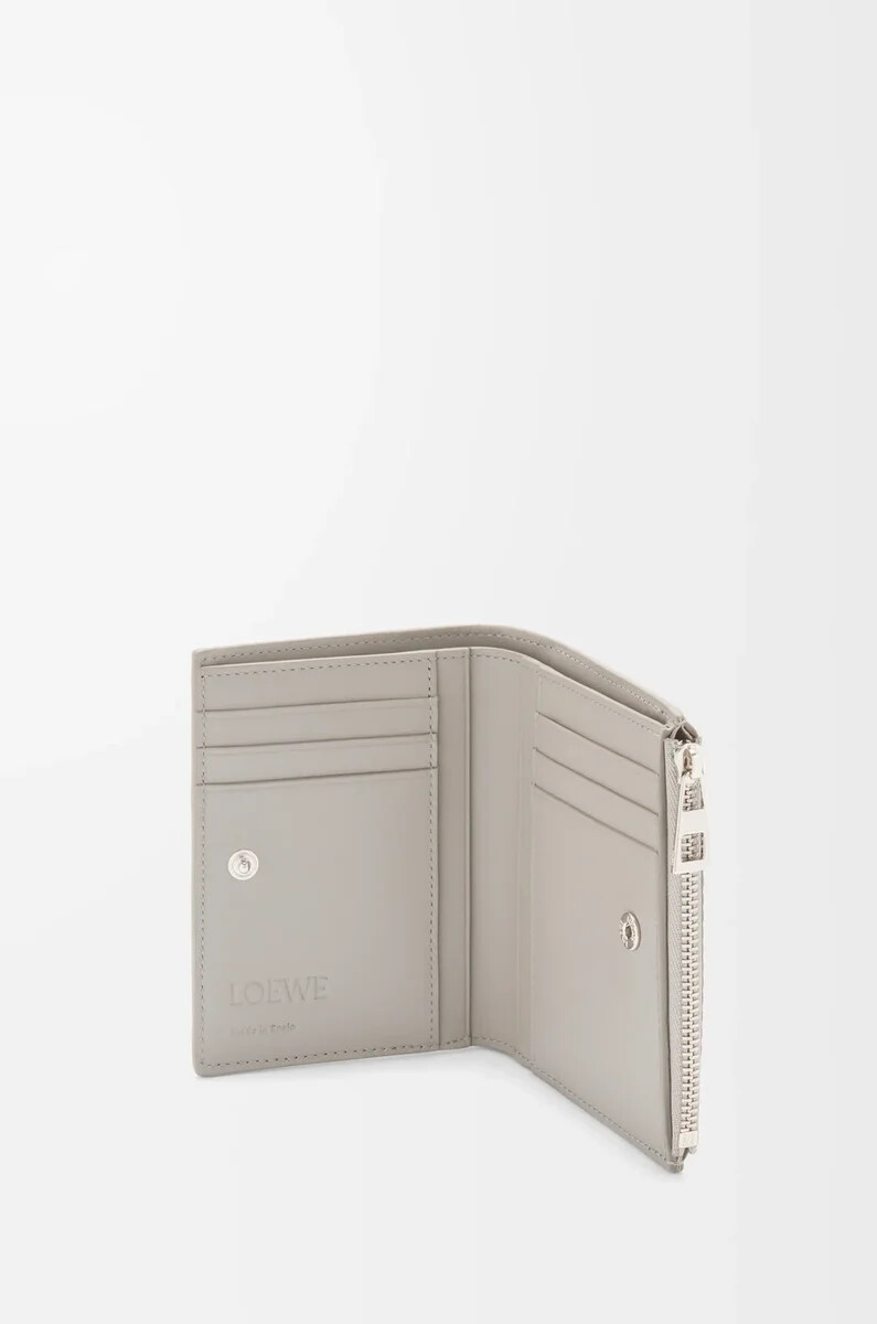 cartera compacta y fina en piel de becerro clásica texturizada color gris concha