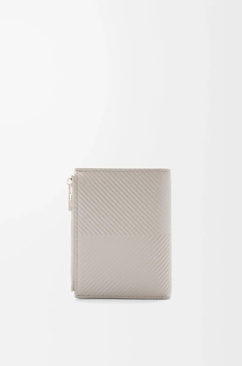 cartera compacta y fina en piel de becerro clásica texturizada color gris concha