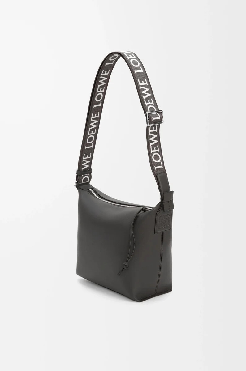 bolso bandolera pequeño cubi de piel de becerro suave y flexible y jacquard gris oscuro