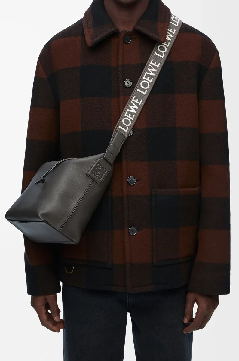 bolso bandolera pequeño cubi de piel de becerro suave y flexible y jacquard gris oscuro