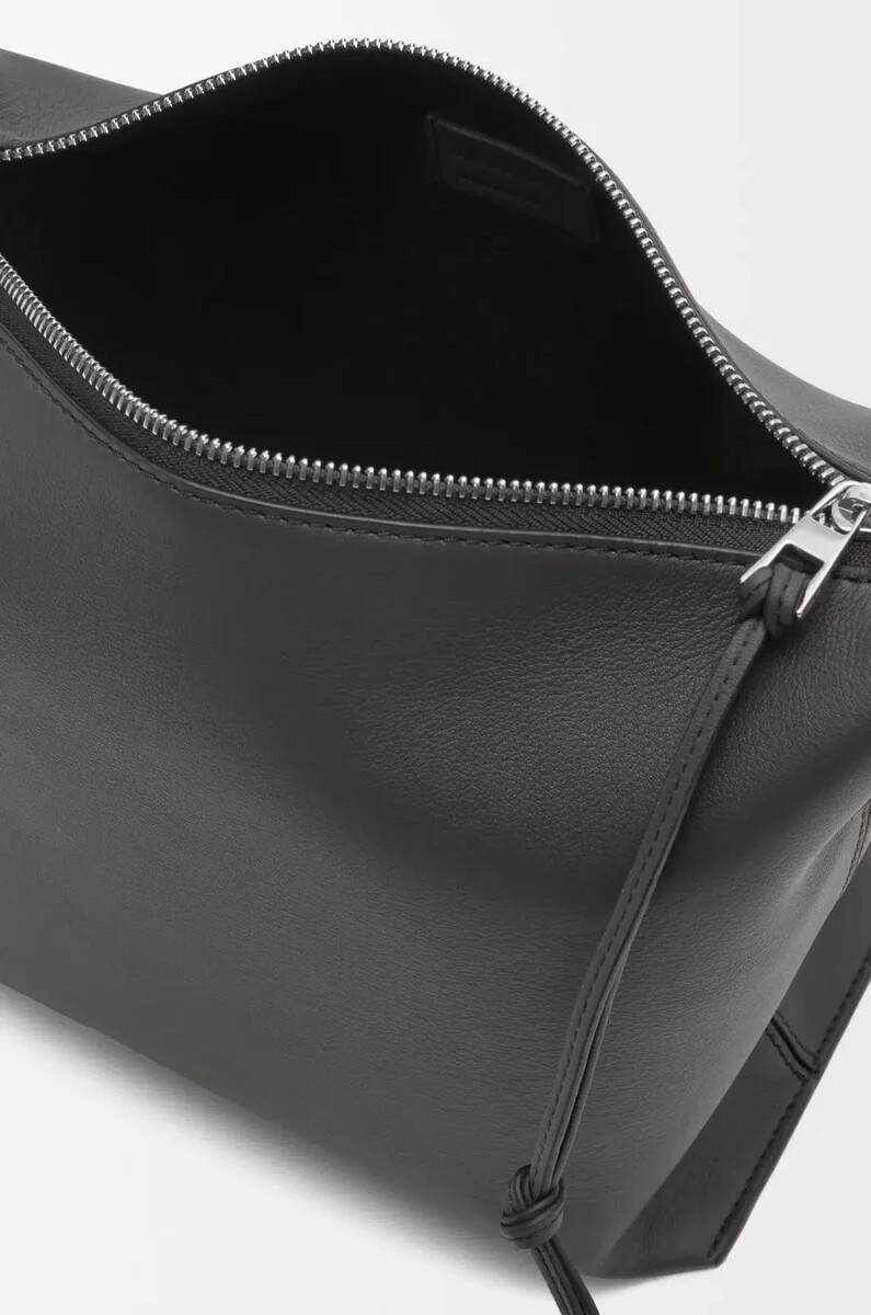 bolso bandolera pequeño cubi de piel de becerro suave y flexible y jacquard gris oscuro
