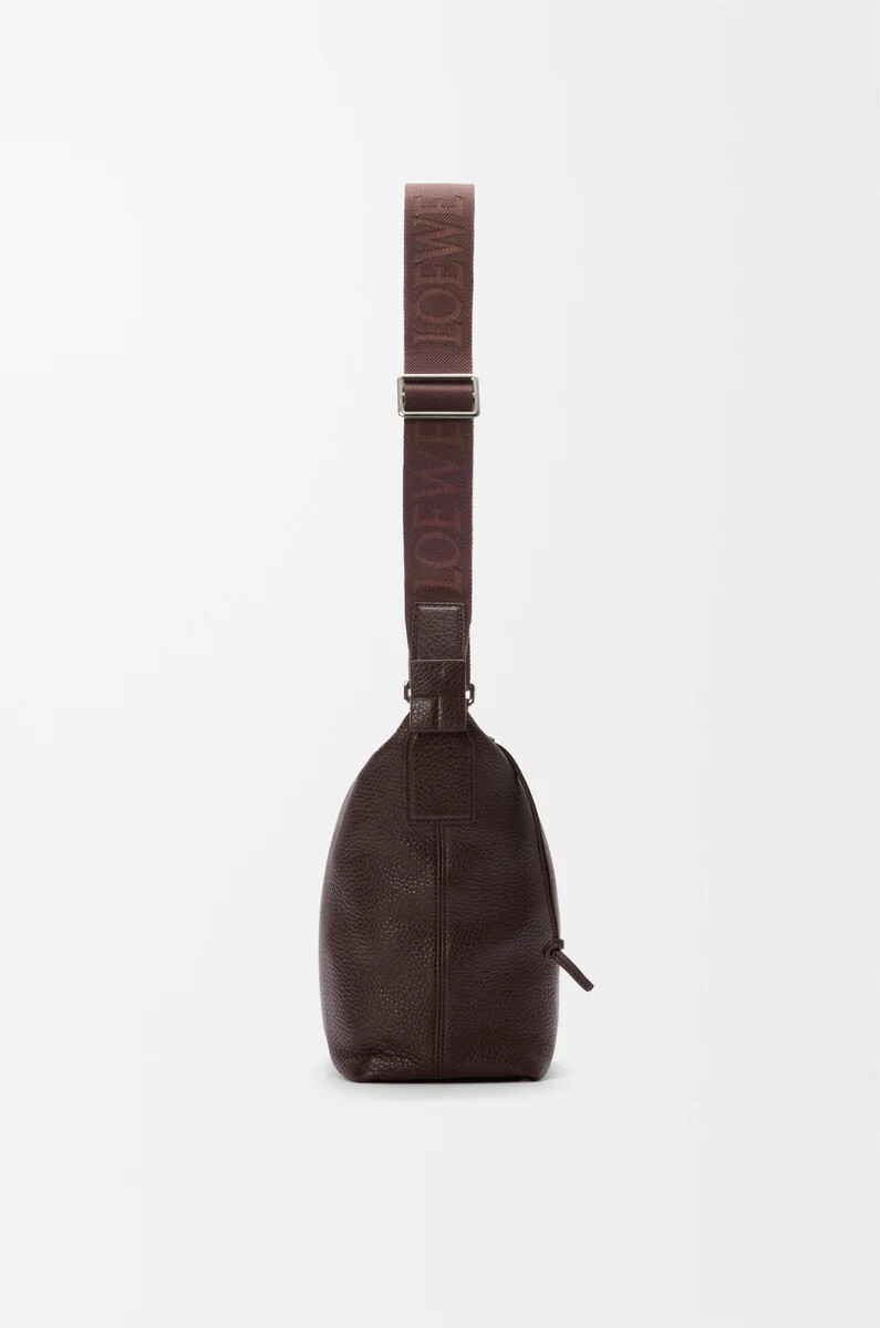 bolso bandolera pequeño cubi en piel de becerro granulada flexible color sangre de buey
