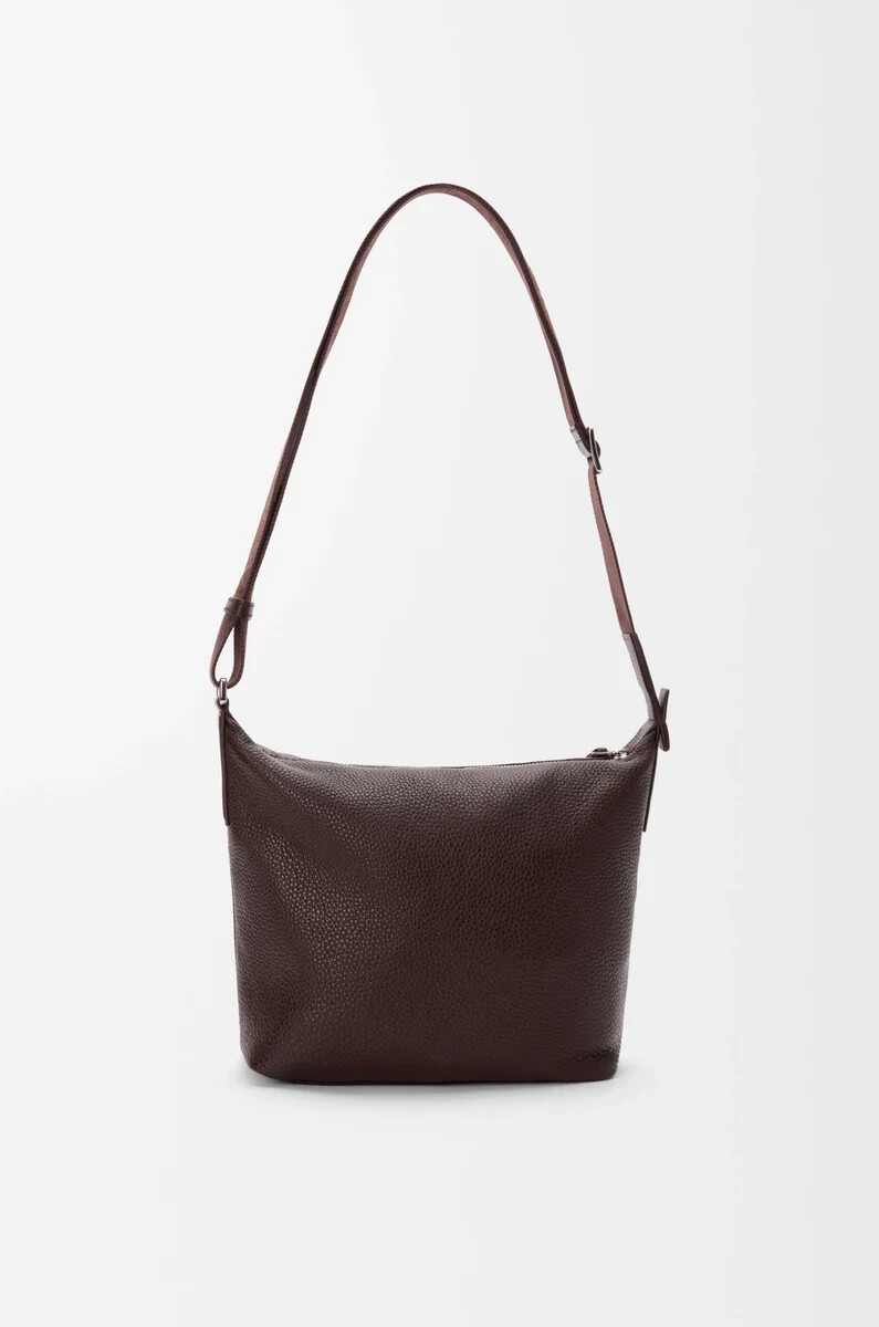 bolso bandolera pequeño cubi en piel de becerro granulada flexible color sangre de buey