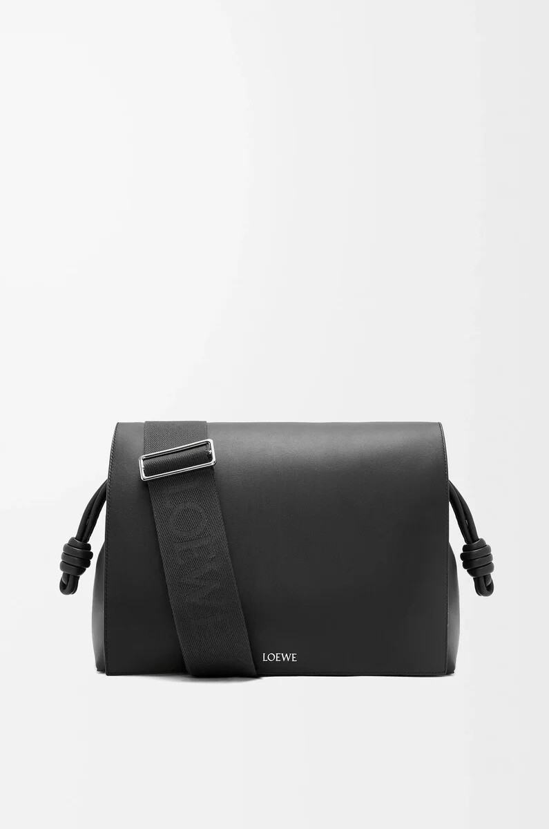 bolso flamenco en piel de becerro flexible y brillante negro