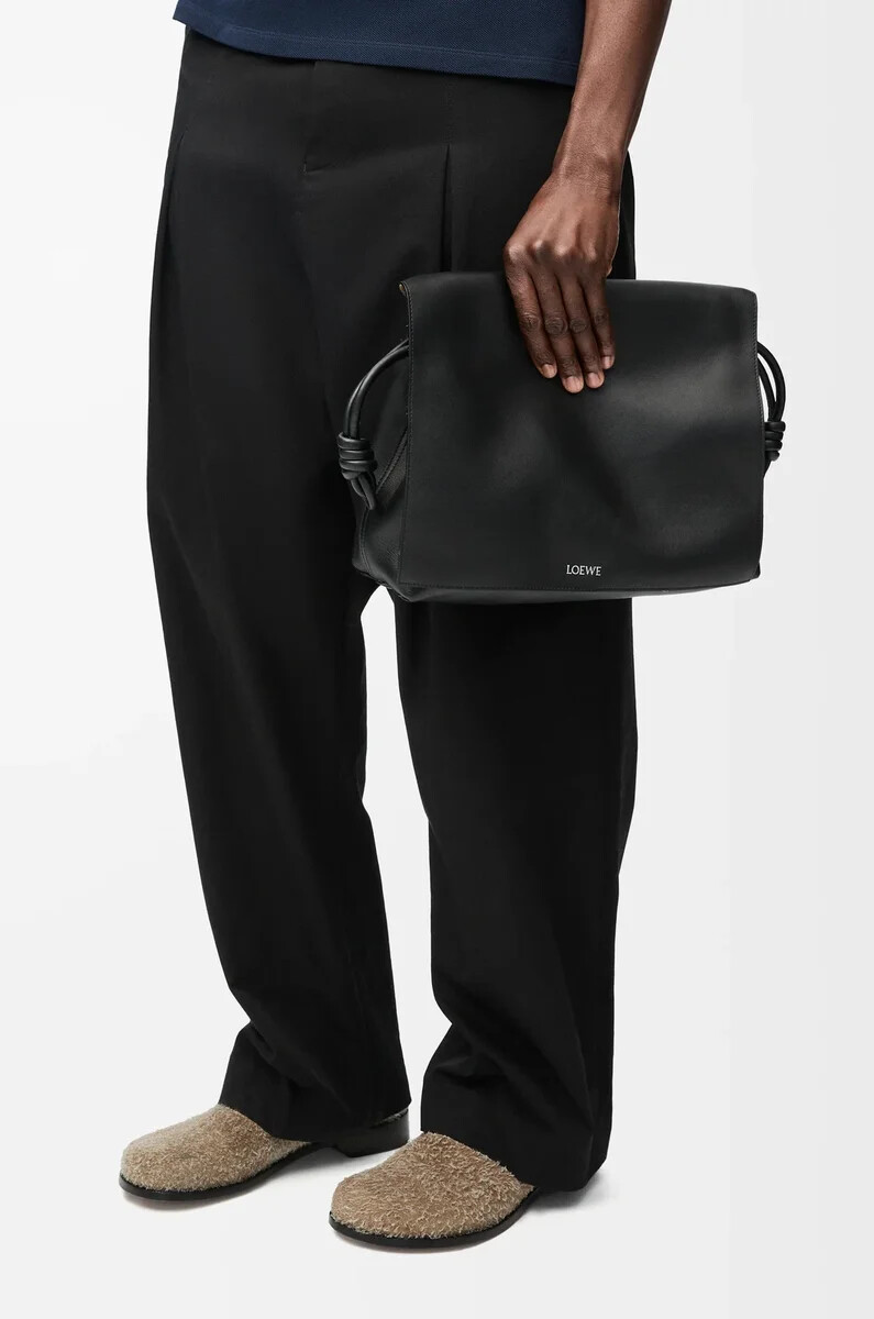 bolso flamenco en piel de becerro flexible y brillante negro