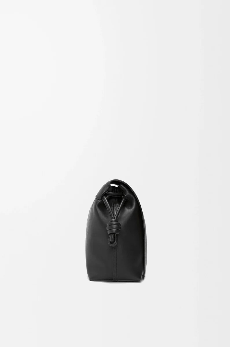 bolso flamenco en piel de becerro flexible y brillante negro
