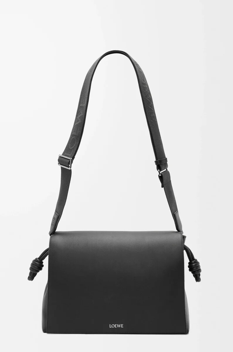 bolso flamenco en piel de becerro flexible y brillante negro