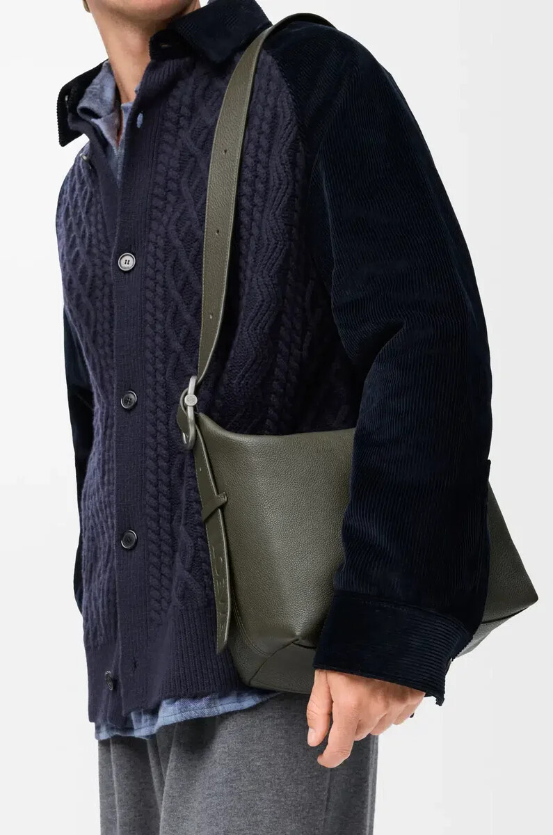 bolso hobo loop en piel de becerro granulada flexible color caqui oscuro