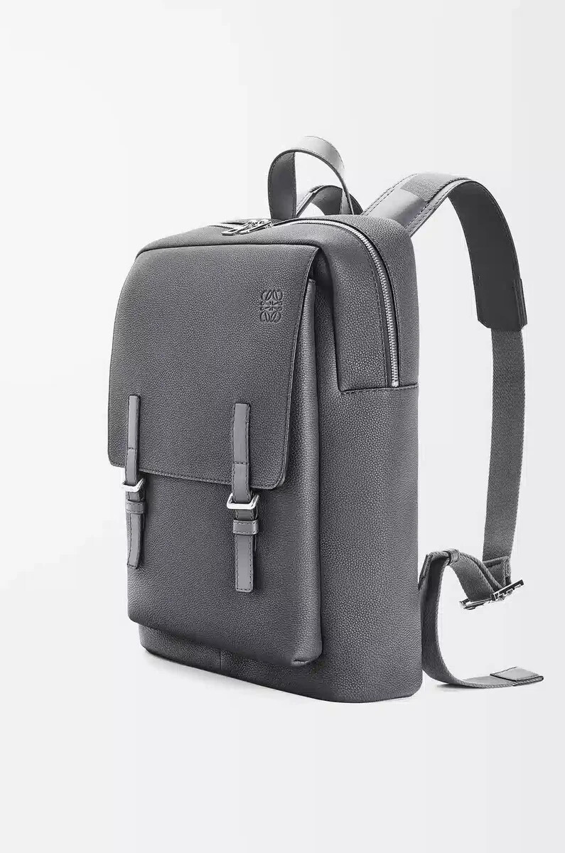 mochila militar en piel de becerro granulada suave color antracita