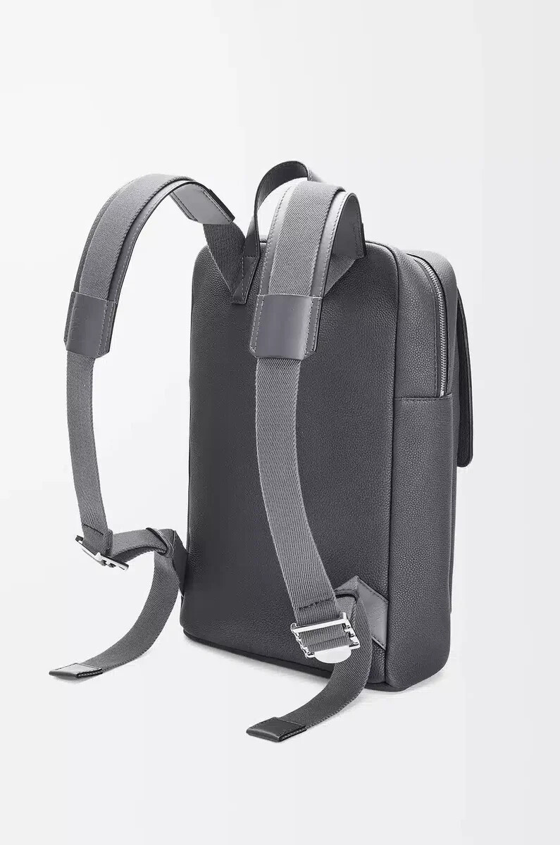 mochila militar en piel de becerro granulada suave color antracita