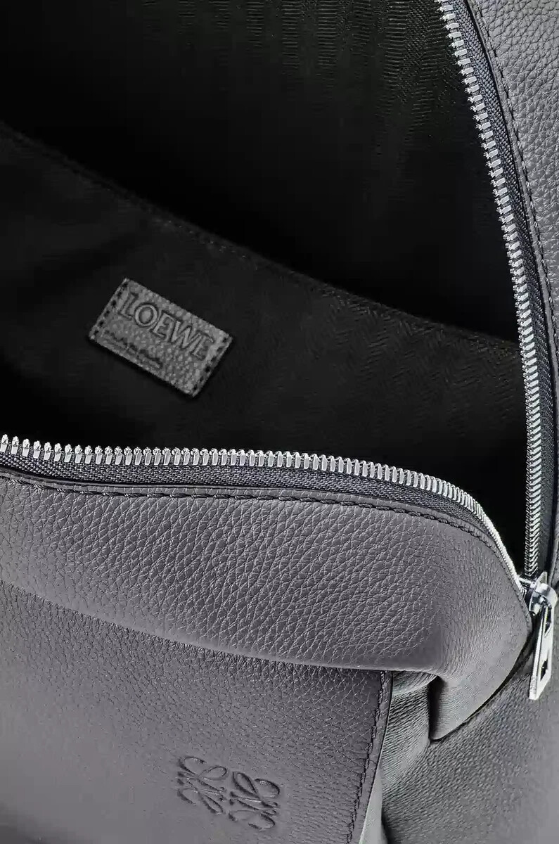 mochila militar en piel de becerro granulada suave color antracita